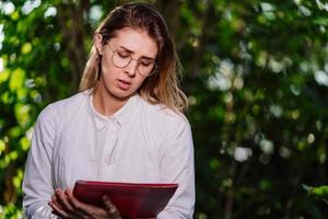 jeune femme ingénieur agricole travaillant en serre. photo