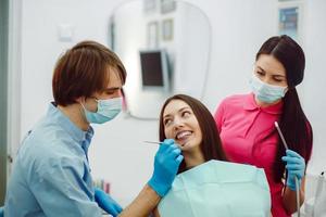 la fille à la réception chez le dentiste photo