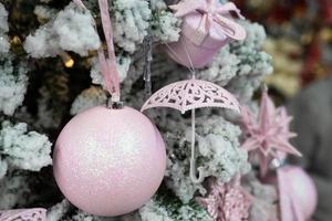 cadeaux de jouets d'objets différents suspendus à un arbre de noël décoré. photo