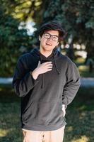 portrait d'un jeune étudiant heureux avec des lunettes en tenue décontractée photo