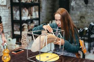 portrait de jeune femme appréciant le travail préféré dans l'atelier. photo