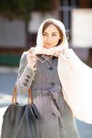 fille dans un manteau dans la rue photo