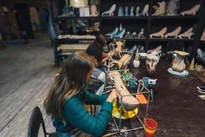 les gens travaillent soigneusement sur les baleines d'argile en atelier photo