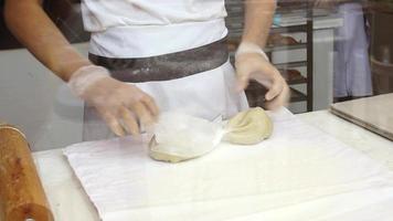 un homme prépare un strudel aux pommes à vendre. prépare la pâte photo