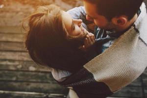 jeune couple enveloppé dans un plaid photo