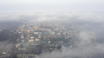 vue aérienne de la ville dans le brouillard photo