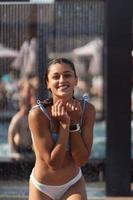 belle fille en maillot de bain sous l'eau à la plage de la station balnéaire. photo