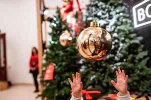 cadeaux de jouets d'objets différents suspendus à un arbre de noël décoré. photo