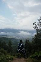 femme au sommet d'une colline, sur fond de vallée photo