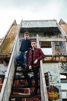 deux mecs se tiennent dans un bâtiment abandonné photo