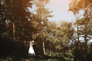 beau couple de mariage posant dans le parc photo