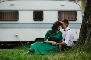 homme et femme sous un arbre photo