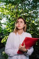 jeune femme ingénieur agricole travaillant en serre. photo