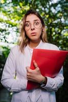 jeune ingénieur agronome travaillant en serre. jeune femme scientifique regardant la caméra photo