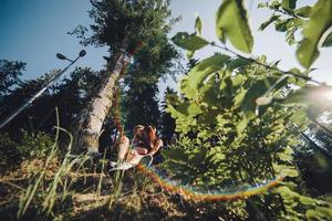 beau couple assis dans une forêt près de l'arbre photo