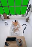 femme détendue prenant un bain, profitant et se relaxant allongée dans la baignoire, vue de dessus photo