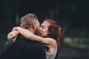 beau couple s'embrassant sous la pluie photo