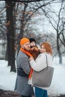 papa maman et bébé dans le parc en hiver photo