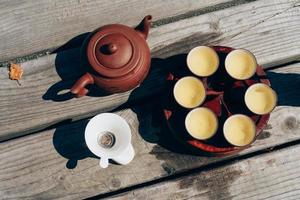 cérémonie du thé, femme versant du thé préparé de façon traditionnelle photo