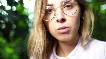 jeune femme ingénieur agricole travaillant en serre. photo