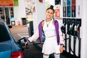 femme remplissant sa voiture de carburant dans une station-service photo