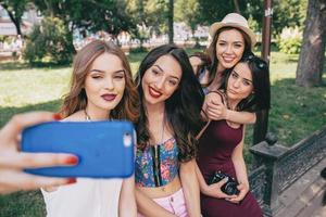 quatre belles jeunes filles font du selfie photo