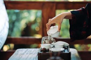 processus de préparation du thé. femme infusant une tisane photo