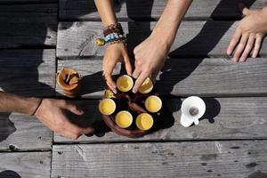 thé vue de dessus mis une table en bois pour le fond de la cérémonie du thé. femme et homme tenant une tasse de thé photo