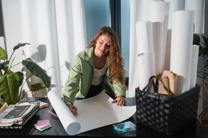 portrait de jeune femme sur son lieu de travail à la maison photo