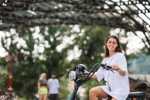 jeune belle femme taquinant et montrant la langue à la caméra dans le parc photo