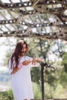 belle jeune femme a l'air surpris dans le parc photo