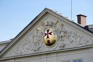 Prague, République tchèque, 2014. croix rouge sur la façade du musée du pont charles à prague photo