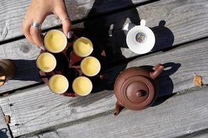 cérémonie du thé, femme versant du thé préparé de façon traditionnelle photo