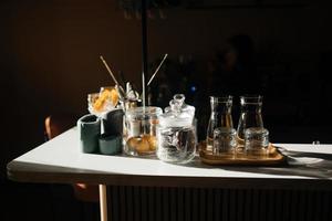 quatre tasses en verre sur le comptoir du bar avec accessoires de service. photo