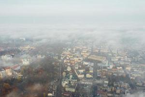 vue aérienne de la ville dans le brouillard photo