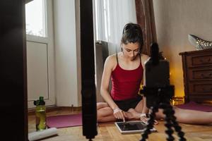 jeune femme pratiquant le yoga, est engagée avec le professeur en ligne. photo