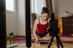 jeune femme pratiquant le yoga, est engagée avec le professeur en ligne. photo