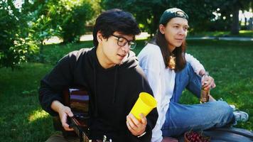 compagnie de beaux jeunes et chien prenant un déjeuner en plein air. photo