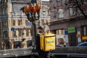 kiev, ukraine, 28 mars 2020, glovo livraison à domicile de nourriture à vélo, continue pendant la pandémie de coronavirus n-cov19 photo