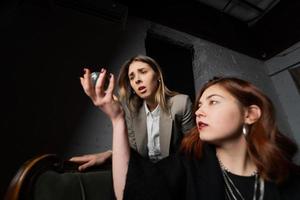 femme et femme diseuse de bonne aventure avec boule de cristal photo