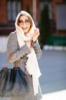 fille dans un manteau dans la rue photo