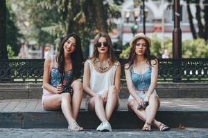 trois belles jeunes filles photo