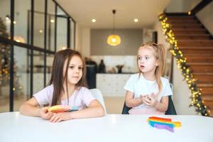 photo de deux petites filles jouant à la table sur l'appareil photo