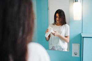 portrait, de, jeune femme, utilisation, sèche-cheveux, dans, salle bains photo