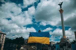 jeune femme avec le drapeau national de l'ukraine dans la rue photo