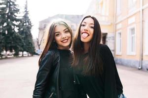 deux jeunes filles adultes photo