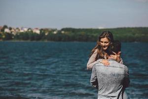 couple au bord de l'eau photo