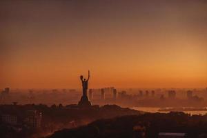 monument de la mère patrie au coucher du soleil. à kiev, ukraine. photo