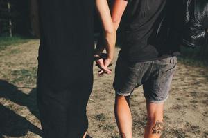 beau couple debout dans une forêt photo