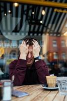 beau mec traîner dans un café en plein air photo